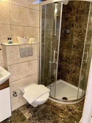 Triple, Kara Manzaralı, Balkonlu