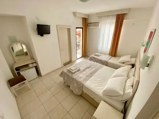 Triple, Kara Manzaralı, Balkonlu