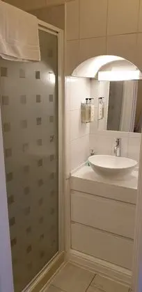 Standard Tek Büyük Yataklı Oda, Banyolu/Duşlu, Zemin Kat (dog accepted on request)