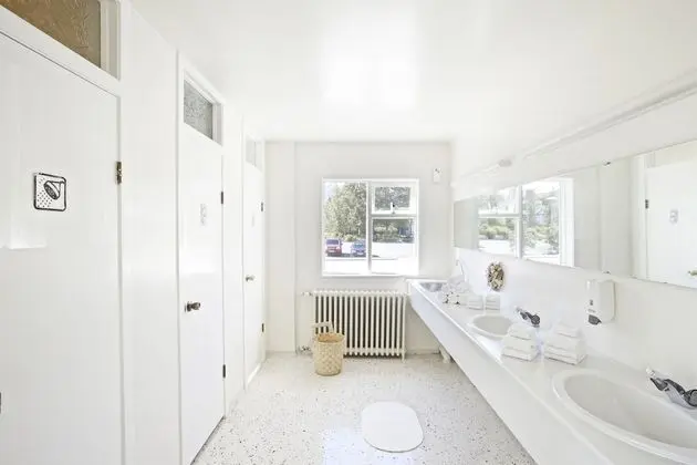 İki Ayrı Yataklı Oda, Ortak Banyo