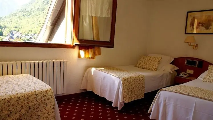 Üç Kişilik Oda