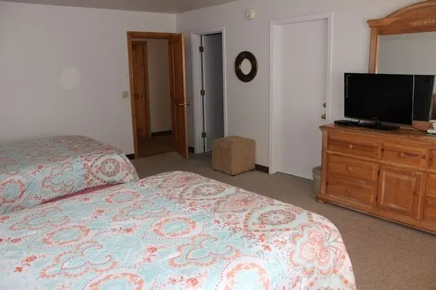 Room 203, The Peaks Room, 2 Queen Beds