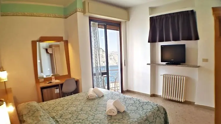Classic Tek Büyük Yataklı Oda, 1 Çift Kişilik veya 2 Tek Kişilik Yatak, Balkon, Göl Manzaralı