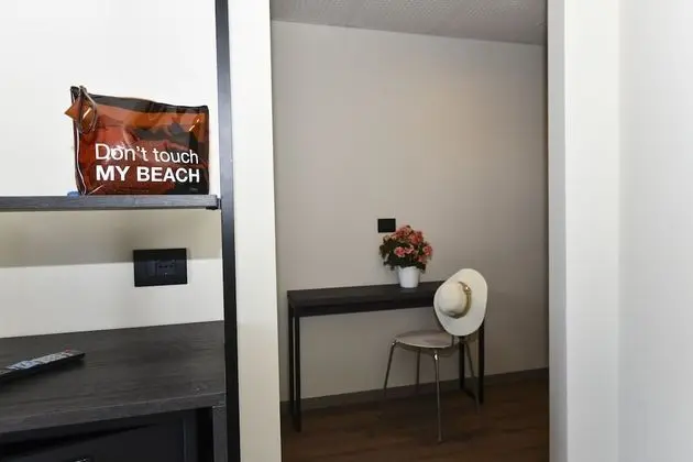 Singola Superior (No Beach Access Included)