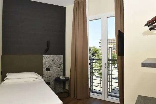 Singola Superior (No Beach Access Included)