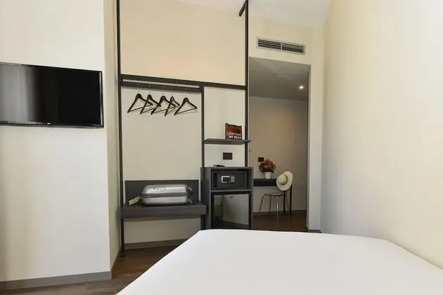 Singola Superior (No Beach Access Included)