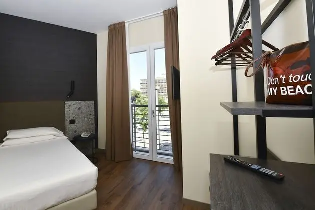 Singola Superior (No Beach Access Included)