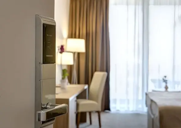 Deluxe Tek Büyük veya İki Ayrı Yataklı Oda, Balkon