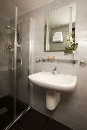 Büyük Yataklı Tek Kişilik Oda