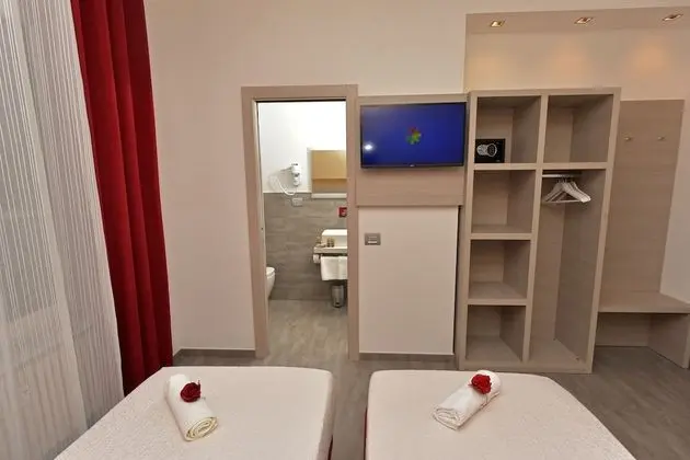 Comfort Tek Büyük veya İki Ayrı Yataklı Oda (103)