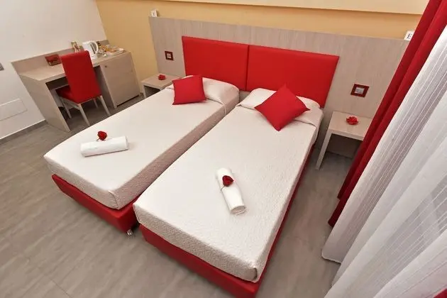 Comfort Tek Büyük veya İki Ayrı Yataklı Oda (103)