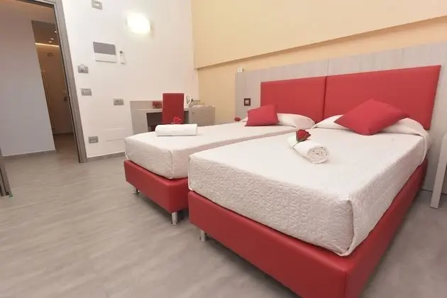 Comfort Tek Büyük veya İki Ayrı Yataklı Oda (103)