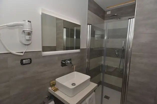 Comfort Tek Büyük veya İki Ayrı Yataklı Oda (103)