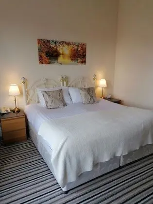 Tek Büyük veya İki Ayrı Yataklı Oda, Banyolu/Duşlu (B&B)