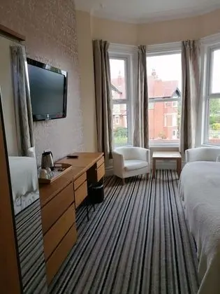 Tek Büyük veya İki Ayrı Yataklı Oda, Banyolu/Duşlu (B&B)