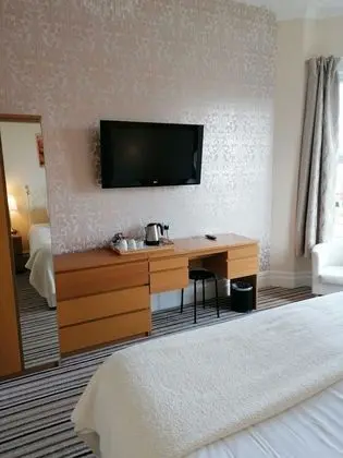 Tek Büyük veya İki Ayrı Yataklı Oda, Banyolu/Duşlu (B&B)