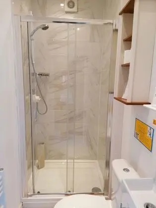 Tek Büyük veya İki Ayrı Yataklı Oda, Banyolu/Duşlu (B&B)