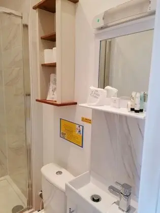 Tek Büyük veya İki Ayrı Yataklı Oda, Banyolu/Duşlu (B&B)