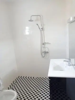 Basic Oda, 1 Büyük (Queen) Boy Yatak, Şehir Manzaralı