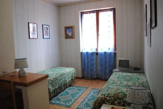 Tek Büyük veya İki Ayrı Yataklı Oda, Ortak Banyo
