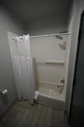 Oda, 2 Büyük (Queen) Boy Yatak, Engellilere Uygun, Sigara İçilmez (Access. Tub, Water View)