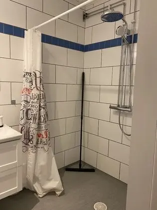 Üç Kişilik Oda, Ortak Banyo