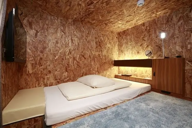 Deluxe Kulübe, Sadece erkekler için