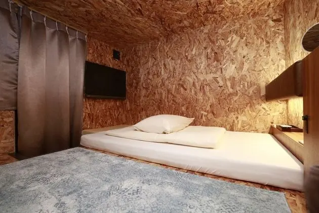 Deluxe Kulübe, Sadece erkekler için