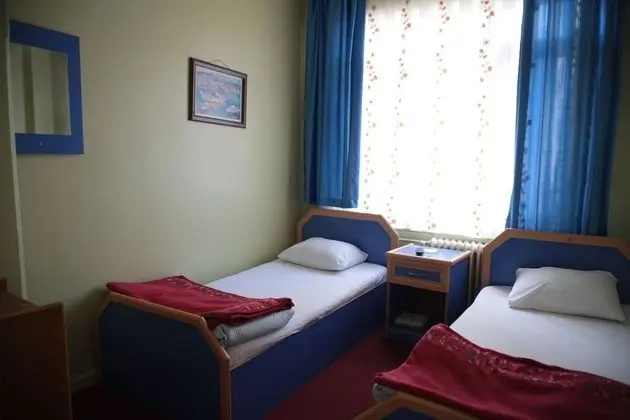 İki Ayrı Yataklı Oda, Ortak Banyo