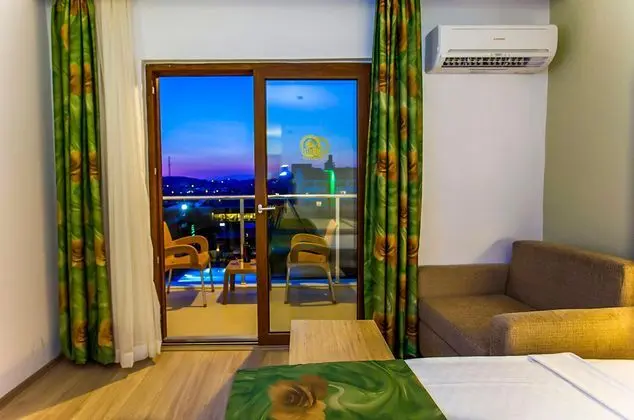 https://images.etstur.com/imgproxy/resize/2560x1440/files/images/hotelImages/etsrooms/388/Eftalia_Splash_20251215161515_4.jpg