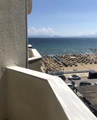 Çift Kişilik, Yandan Deniz Manzaralı