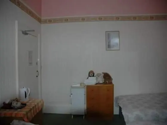 İki Ayrı Yataklı Oda, Ortak Banyo