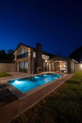 Villa 3+1 Oda, Orman veya Havuz Manzaralı, Jakuzili ve Özel Bahçeli