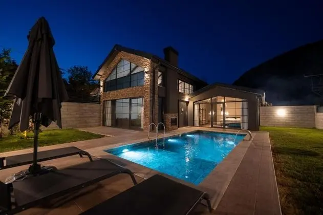 Villa 3+1 Oda, Orman veya Havuz Manzaralı, Jakuzili ve Özel Bahçeli