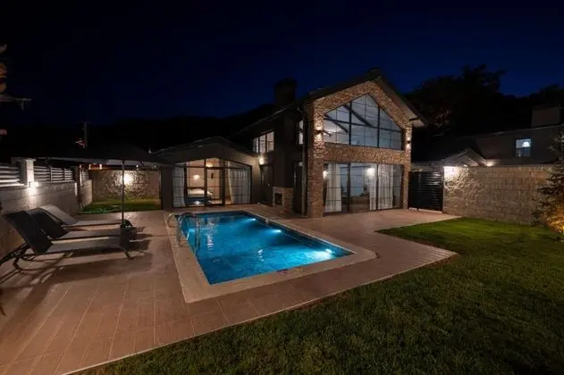 Villa 3+1 Oda, Orman veya Havuz Manzaralı, Jakuzili ve Özel Bahçeli