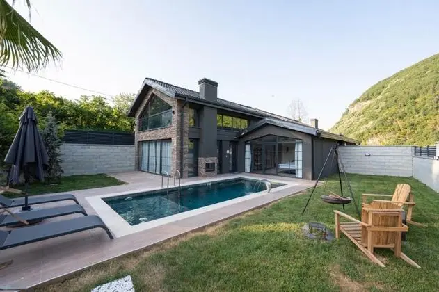 Villa 3+1 Oda, Orman veya Havuz Manzaralı, Jakuzili ve Özel Bahçeli