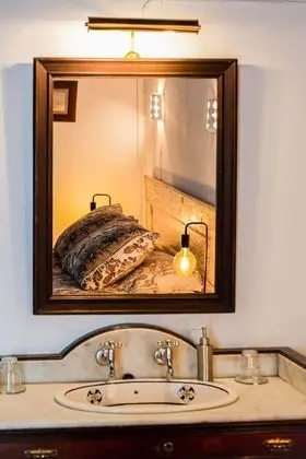 Traditional Tek Büyük Yataklı Oda