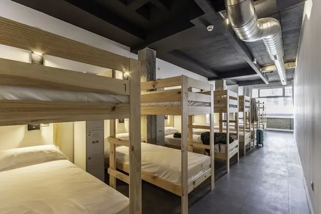 Ortak Ranzalı Oda, Ortak Banyo (One bed in a 14 mixed shared room)