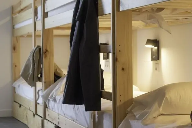 Ortak Ranzalı Oda, Ortak Banyo (One bed in a 14 mixed shared room)