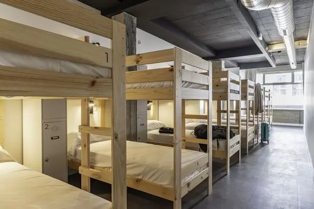 Ortak Ranzalı Oda, Ortak Banyo (One bed in a 14 mixed shared room)