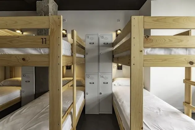 Ortak Ranzalı Oda, Ortak Banyo (One bed in a 14 mixed shared room)