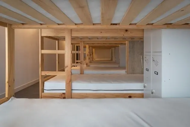 Ortak Ranzalı Oda, Ortak Banyo (One bed in a 14 mixed shared room)