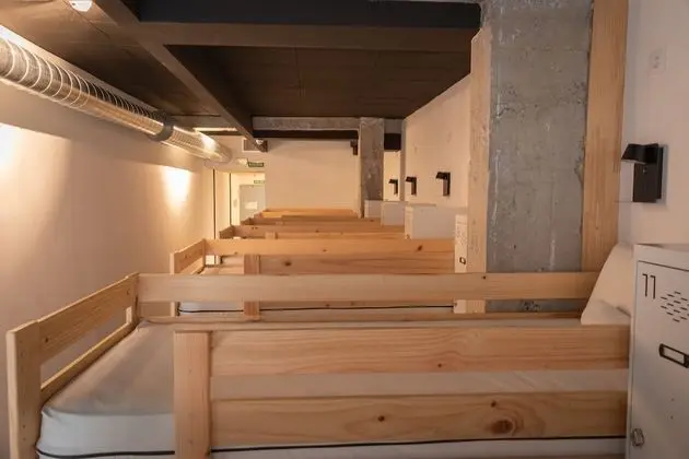 Ortak Ranzalı Oda, Ortak Banyo (One bed in a 14 mixed shared room)