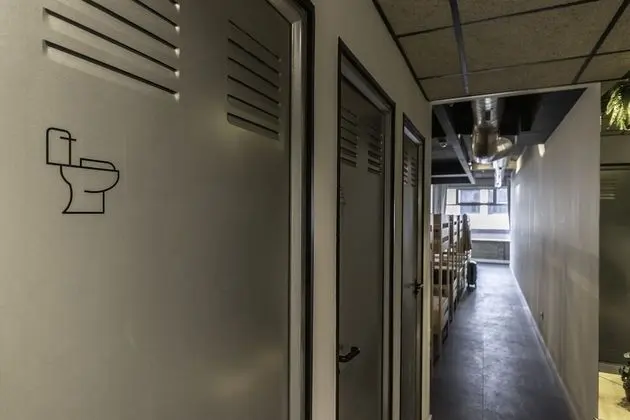 Ortak Ranzalı Oda, Ortak Banyo (One bed in a 14 mixed shared room)