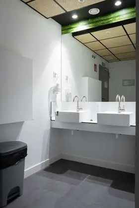 Ortak Ranzalı Oda, Ortak Banyo (One bed in a 14 mixed shared room)