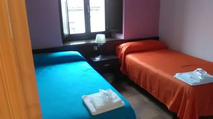 İki Ayrı Yataklı Oda, Ortak Banyo (Neila)