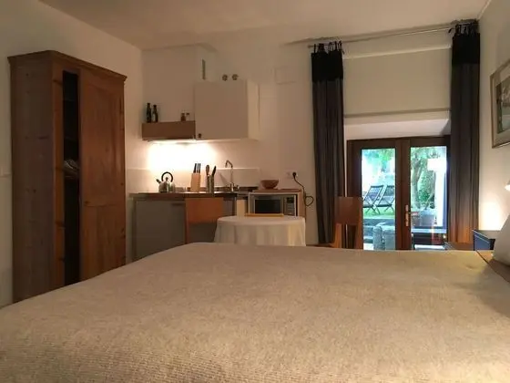 Standard Tek Büyük Yataklı Oda, Banyolu/Duşlu, Bahçe Manzaralı (Ground floor studio)