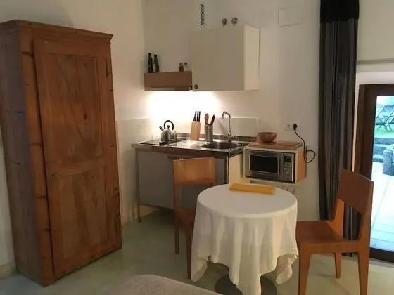 Standard Tek Büyük Yataklı Oda, Banyolu/Duşlu, Bahçe Manzaralı (Ground floor studio)