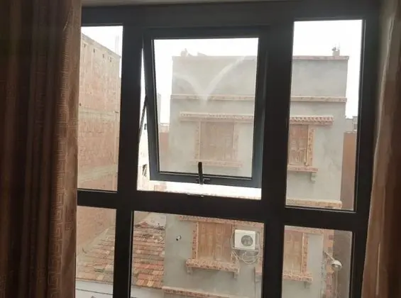 Üç Kişilik Oda, Sigara İçilmez