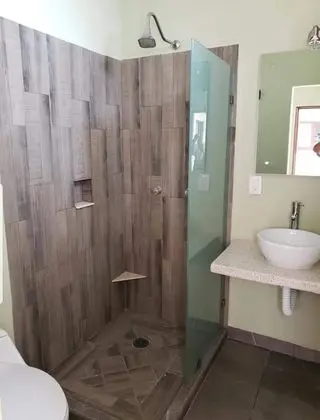 Basic Oda, 1 Büyük (Queen) Boy Yatak, Özel Banyo